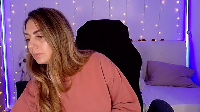 LindaWhite  online show from December 14, 10:04 pm