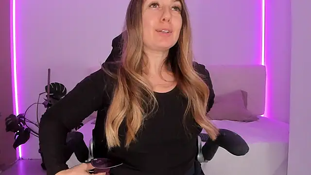 LindaWhite  online show from November 20, 5:24 pm