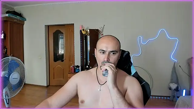 Snapshot of -SexyDaddy- chatting on June 27, 10:54 am -SexyDaddy- online show from June 27, 10:54 am