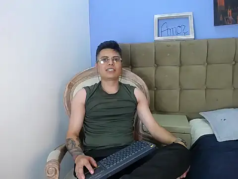 AquilesTaylor online show from June 15, 1:22 pm