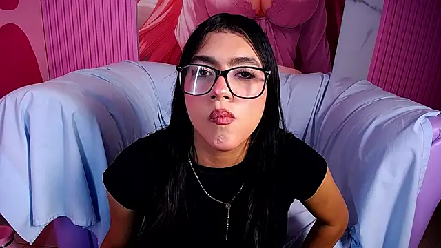 Snapshot of Holly_Watson_ chatting on July 10, 2:33 am Holly Watson online show from July 10, 2:33 am