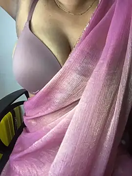 Snapshot of sexyveena chatting on June 7, 2:33 pm sexyveena online show from June 7, 2:33 pm