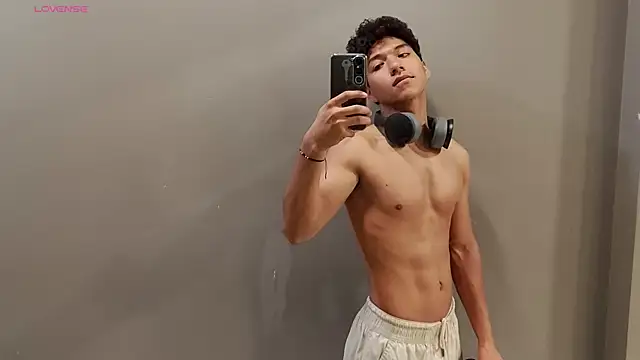 Maximiliano Young online show from July 11, 12:05 pm