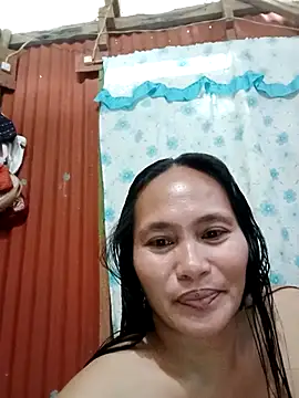 Snapshot of Queenslay chatting on July 4, 1:01 am Queenslay online show from July 4, 1:01 am