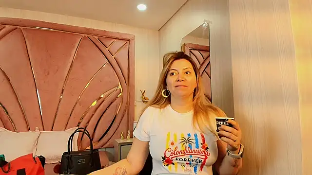 Snapshot of pamelaQenn2 chatting on July 9, 6:07 pm pamelaQenn2 online show from July 9, 6:07 pm
