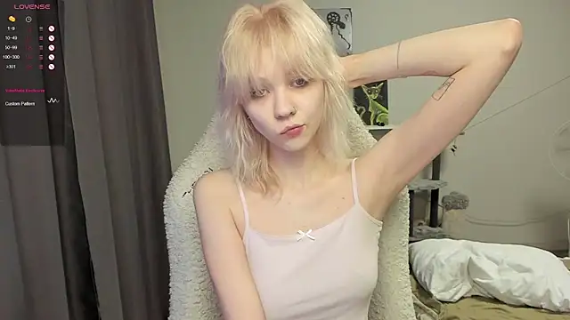 voguecaroline online show from July 16, 8:39 pm