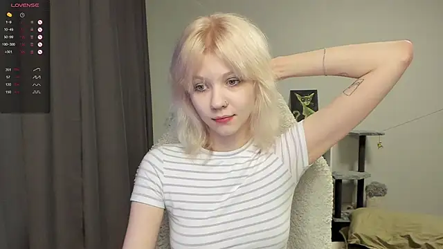 voguecaroline online show from July 19, 8:16 pm