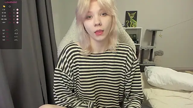 voguecaroline online show from July 22, 8:22 pm