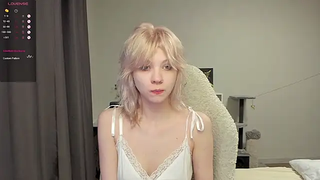 voguecaroline online show from July 21, 8:21 pm