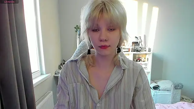 voguecaroline online show from June 11, 5:43 pm