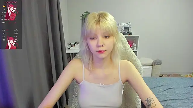 voguecaroline online show from June 30, 8:09 pm