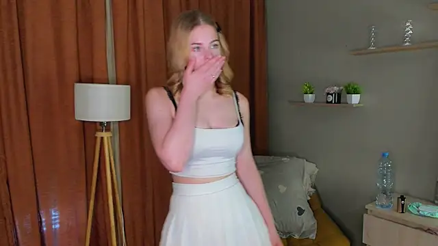 BlondeBombX online show from June 21, 9:48 am