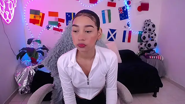 mia cute girl online show from July 3, 12:11 pm