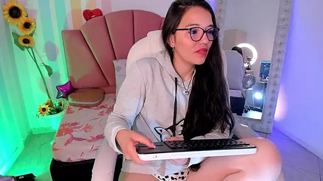 Snapshot of Emma_lakshmi chatting on June 3, 1:34 pm Emma lakshmi online show from June 3, 1:34 pm