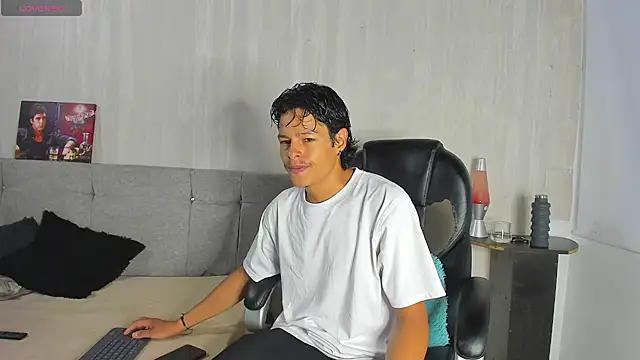 Snapshot of tommyhot7 chatting on June 25, 8:36 pm tommyhot7 online show from June 25, 8:36 pm