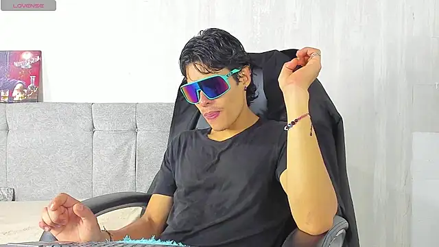Snapshot of tommyhot7 chatting on June 15, 11:04 pm tommyhot7 online show from June 15, 11:04 pm
