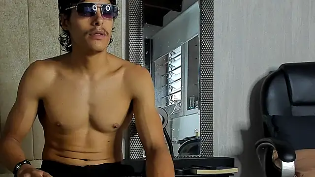Snapshot of tommyhot7 chatting on July 16, 11:02 pm tommyhot7 online show from July 16, 11:02 pm