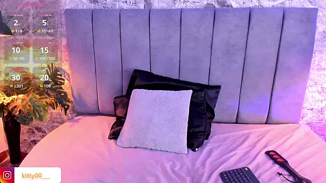 Moon  kittyy online show from June 6, 3:45 am