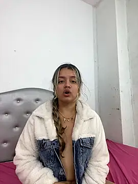 Snapshot of azulskyer chatting on June 11, 2:53 am azulskyer online show from June 11, 2:53 am