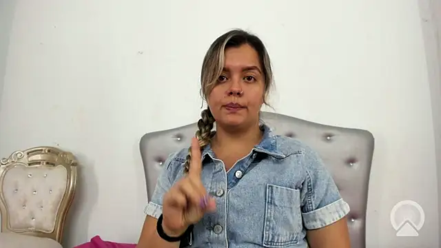 Snapshot of azulskyer chatting on June 27, 1:55 am azulskyer online show from June 27, 1:55 am