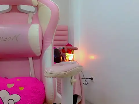 Snapshot of katiuska_lovely chatting on June 15, 4:56 am katiuska lovely online show from June 15, 4:56 am