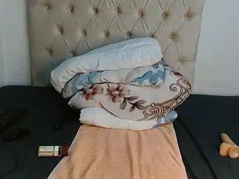 Snapshot of Lihle_00 chatting on June 22, 1:22 am Lihle 00 online show from June 22, 1:22 am