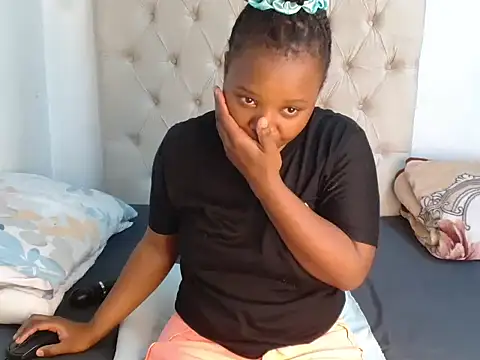 Snapshot of Lihle_00 chatting on June 19, 1:39 pm Lihle 00 online show from June 19, 1:39 pm