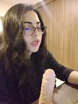 Snapshot of Roxxy_Sade chatting on June 17, 12:00 am Roxxy Sade online show from June 17, 12:00 am