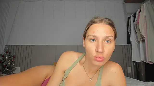 Snapshot of SofiClimbing chatting on February 14, 2:45 am SofiClimbing online show from February 14, 2:45 am