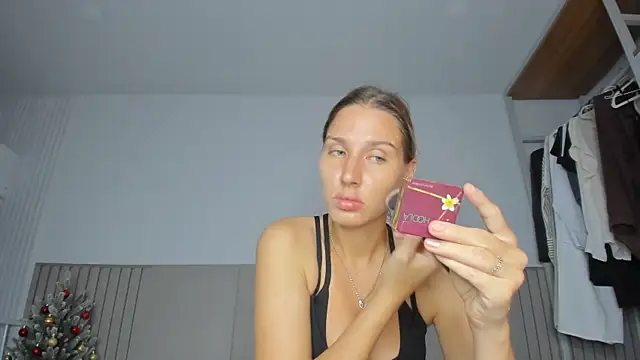 Snapshot of SofiClimbing chatting on December 19, 1:42 am SofiClimbing online show from December 19, 1:42 am