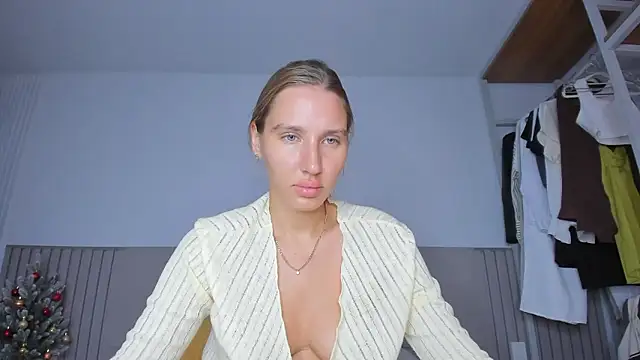 Snapshot of SofiClimbing chatting on December 18, 1:22 am SofiClimbing online show from December 18, 1:22 am