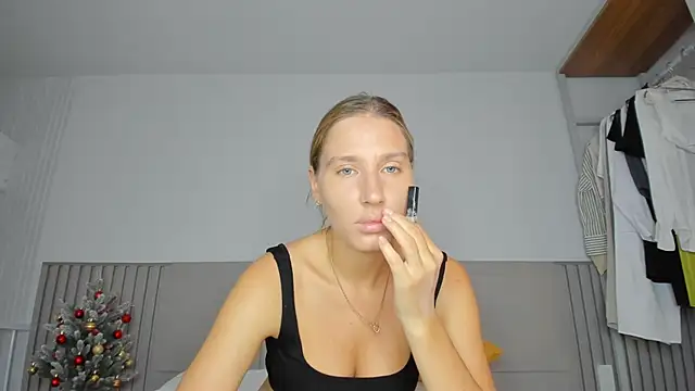 Snapshot of SofiClimbing chatting on December 16, 3:55 am SofiClimbing online show from December 16, 3:55 am