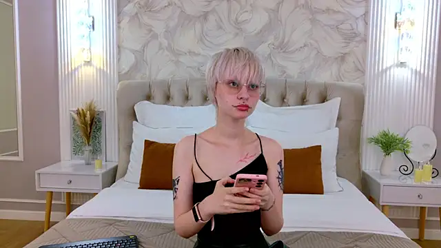 LauraDiazz online show from June 12, 6:27 pm