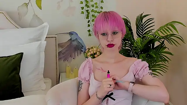 LauraDiazz online show from July 9, 3:00 pm