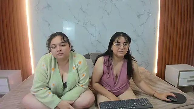 Snapshot of genesis_y_moon chatting on July 9, 12:26 pm genesis y moon online show from July 9, 12:26 pm