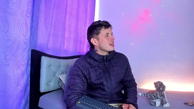 Snapshot of johnycooper08 chatting on June 23, 12:47 pm johnycooper08 online show from June 23, 12:47 pm