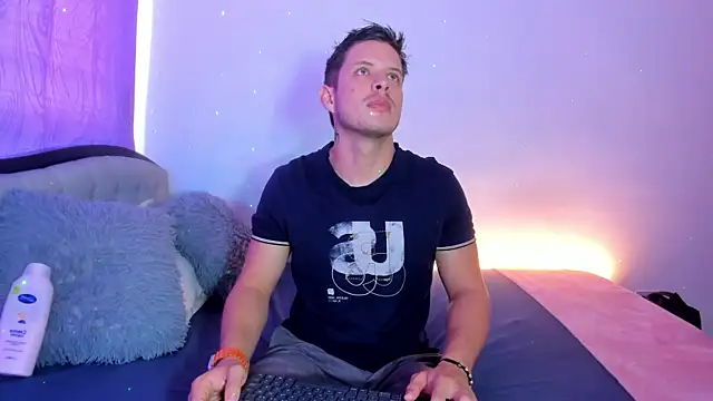 Snapshot of johnycooper08 chatting on July 17, 12:35 pm johnycooper08 online show from July 17, 12:35 pm