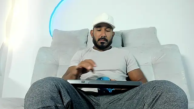 Snapshot of LeoCarter_ chatting on June 21, 10:21 am LeoCarter online show from June 21, 10:21 am
