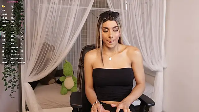 Snapshot of Martinaa_Rose chatting on June 26, 12:44 pm Martinaa Rose online show from June 26, 12:44 pm