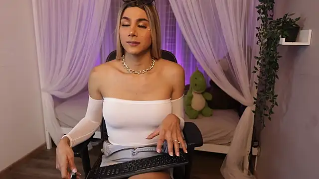 Snapshot of Martinaa_Rose chatting on July 13, 12:37 pm Martinaa Rose online show from July 13, 12:37 pm