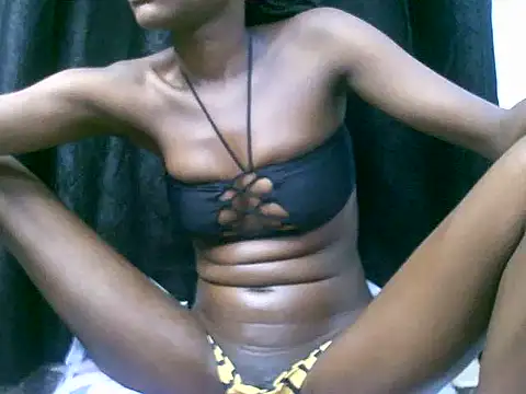 Snapshot of Sweet_zuri001 chatting on June 19, 7:20 pm Sweet zuri001 online show from June 19, 7:20 pm