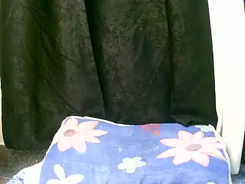Snapshot of Sweet_zuri001 chatting on June 27, 12:44 pm Sweet zuri001 online show from June 27, 12:44 pm