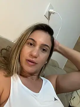 Snapshot of Betinhaalves chatting on July 5, 2:27 am Betinhaalves online show from July 5, 2:27 am