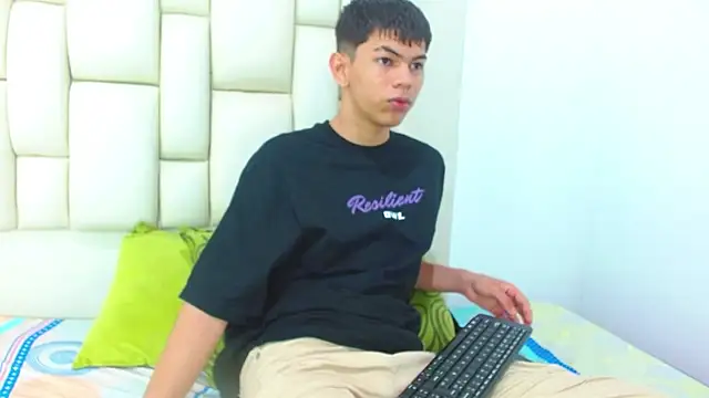 LoganNaughty online show from June 3, 12:39 pm