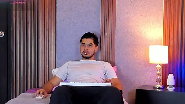 Snapshot of luciano_vitale chatting on July 10, 12:38 pm luciano vitale online show from July 10, 12:38 pm