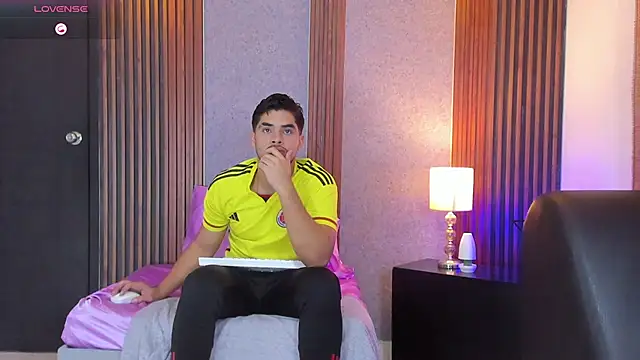 Snapshot of luciano_vitale chatting on July 3, 12:33 pm luciano vitale online show from July 3, 12:33 pm