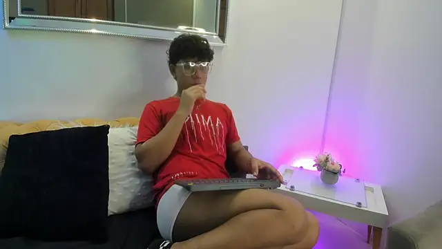 Snapshot of Johnny__bloom chatting on June 12, 4:32 am Johnny bloom online show from June 12, 4:32 am