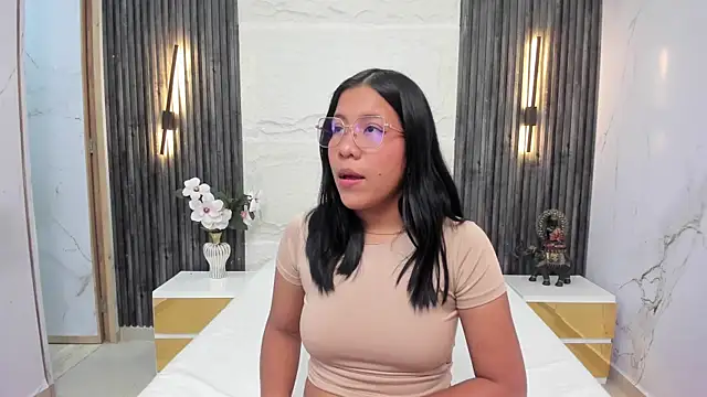 Snapshot of Chloe_dreams4u chatting on July 8, 11:33 am Chloe dreams4u online show from July 8, 11:33 am
