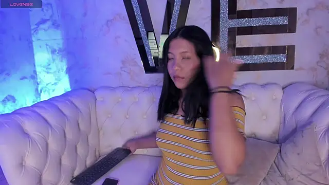 Snapshot of Chloe_dreams4u chatting on June 12, 10:35 am Chloe dreams4u online show from June 12, 10:35 am