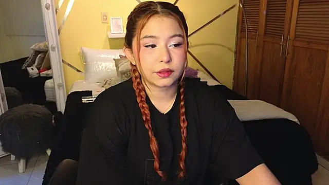 Snapshot of attenea_cutte chatting on June 17, 1:32 pm attenea cutte online show from June 17, 1:32 pm